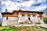 在不丹最雄伟的建筑就算是政府功能和宗教事务合一的办公场所了，称为“宗”。 “宗”过去是防御工事，用佛教的白、红、黄三色为基调。如今，这些“宗”的功能依然延续着宗教性质。而且有些还是地方政府行政机构所在地，成为真正政教合一的权力机构。（图片来源：凤凰网华人佛教  图文：宏宗法师）