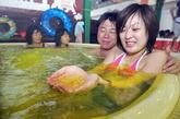 3.咖喱浴 在日本神奈川县箱根一家温泉店，服务员在向浴池中加入咖喱调料。据店家说，这种在水中加入咖喱调料的沐浴方法有改善血液循环和护肤的作用。