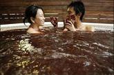 8.巧克力浴 巧克力是人们爱吃的甜食。可如今的日本女性却流行享受巧克力浴。劳累一天后，跑到美容沙龙，全身涂满巧克力，然后沉睡在那种甜蜜的芳香之中。