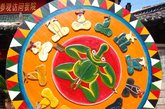 精美的东巴图案。古老的东巴画是最具特色的纳西族美术遗产。纳西族在做仪式时，要绘画各种各样的佛神、人物、动物、植物以及妖魔鬼怪的形象，并对他们进行膜拜与祭祀，这种服务于宗教活动的各种绘画，统称为东巴画。东巴绘画艺术具有象形文字经典所具有的五个艺术品特性，即贝叶经的形式、优美的线条、美丽的色彩、动态的表现和特征的摄取。东巴画是东巴文化重要内容之一，有木牌画、纸牌画、布卷画和经文画几类。东巴画的内容主要表现古代纳西族信仰的神灵鬼怪和各种理想世界，其中也反映了古代纳西族社会的各种世俗生活。
