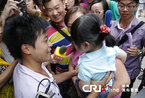 广州爬窗救女童“托举哥”被找到 获赞“最美路人”