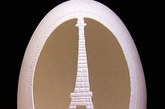 自斯洛文尼亚72岁的艺术家Franc Grom凭借创意和耐心，把废弃的蛋壳变成了精美的艺术品。据悉，Grom从事蛋壳雕刻艺术已经18年，他先使用微型电钻在蛋壳上钻数千个小孔，然后雕刻出精美图案，所以每个蛋壳作品都需要几个月的时间才能完成。
　　在斯洛文尼亚，复活节彩蛋本身就是一门精美的艺术作品，工匠们使用传统技艺，在蛋壳上绘制精美的图案。受此影响，Grom的作品从不对称的图案到剪贴画，不一而足。据悉，Grom的作品每件售价约500美元，在斯洛文尼亚、印度、日本及美国等地都有展出。