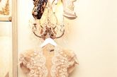 连衣裙和手包， Alexander McQueen； 鞋子，Nicholas Kirkwood