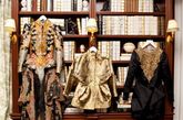 Suzanne Rogers非常热爱收藏Alexander McQueen的作品，她有很多藏品都没有真正穿过，想着过些年这些精美华服将变身为不可思议的古董。
