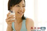 瓶装牛奶放在阳光下晒，可增加维生素D

　　有人从广告中得知：补钙还要补维生素D，而多晒太阳是摄取维生素D的好方法，于是便照方抓药地把瓶装牛奶放到太阳下去晒。其实这样做得不偿失。牛奶可能会得到一些维生素D，但却失去了维生素B1、维生素B2和维生素C。因为这三大营养素在阳光下会分解，以致部分或全部失去;而且，在阳光下乳糖会酵化，使牛奶变质。

