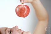 苹果皮抗氧化

2012年02月09日 10:27 苹果皮含丰富的膳食纤维，能帮助消化。苹果中将近一半的维生素C也在紧贴果皮的部位。研究表明，苹果皮比果肉抗氧化性更强，甚至比其他果蔬都高。

