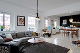 瑞典的这所迷人公寓坐落在一座拥有百年历史的建筑的第四层，室内设有经过别致安排的三个房间，房间明亮且开放。