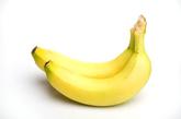 香蕉

　　解决便秘功效：香蕉500克，饭前一次食完，每日1－2次，连服数日。主治热秘者。香蕉是润肠的，可缓解便秘症状，会起到加快消化的作用，增加胃肠蠕动。再次提醒只有熟透的香蕉才能有缓解便秘的功能，生的香蕉吃得太多反而会加重便秘。

　　推荐水果餐：香蕉红薯饼

　　材料：黄心红薯1只300克左右、香蕉1只、糯米粉3汤匙

　　做法：

　　1、红薯洗净去皮切小块

　　2、红薯隔水蒸软，趁热压烂成泥，加入糯米粉揉成粉团（如果过干，可以酌量加热水）

　　3、将粉团搓成条再分成小份

　　4、香蕉去皮，横切成圆薄片

　　5、将粉团揉成球状，再压扁，将一块香蕉片至于薯泥皮内包裹起来，再捏成圆饼状

　　6、不沾锅倒少许油烧至五成热将饼放入，中火煎至金黄

　　7、翻面煎至金黄即可。
