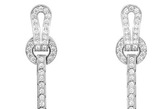 卡地亚(cartier) Agrafe系列的珠宝故事 

    卡地亚(cartier) Agrafe系列是为了向巴黎高级时装的设计致敬，以过去延用的扣环与eyes为主题，在此卡地亚以无尽的光芒呈现优质珠宝的优雅传统。
Agrafe白K金、钻石耳环
