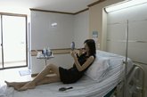 一位患者在接受完变性手术后在医院病房中休息。