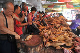 广西玉林洞口菜市上正在销售的狗肉。


