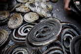 ，广州清平中药材市场内，干蛇是最常见的货品，中医认为蛇肉清目。食用蛇历史最悠久的首推广东，像眼镜王蛇、五步蛇、金环蛇、银环蛇等著名蛇类，近年来身价倍增、奇货可居。
