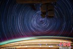 非一般的角度 宇航员太空拍摄炫美星轨
