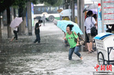 2012年6月26日，常州遭遇暴雨袭击，一场强降雨过后，排水不畅，全市49处小区不同程度积水，龙城可以“看海”。 一市民下了公交车，在积水中飞奔上岸。
