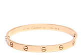 卡地亚LOVE系列创造了海誓山盟的最高象征。以螺丝为标志的LOVE戒指是“珠宝皇帝”卡地亚在全球最畅销的作品，是不受传统约束的时尚情侣最别致的定情之物。