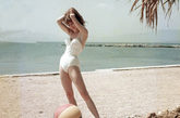 1935年开始，女子开始穿由乳罩和短裤配成的两件一套的游泳衣。1947年，比基尼装流行开来，带动泳装向新的方向发展。而这18位女人塑造的经典形象带动了泳装多样化的风潮，解放了泳装尺度，她们在时尚界的影响力功不可没。图：碧姬·芭铎（Brigitte Bardot），18岁时出演电影《穿比基尼的姑娘》直接促成这种新式泳装的风靡。她算是史上最早穿着比基尼在电影中公开亮相的时尚缪斯，世人们开始接受比基尼，并从此风靡。