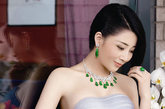 女明星殷桃因出演《我和老妈一起嫁》获得诸多好评，更获得了珠宝商的恩宠，近日曝光了一组为某杂志拍摄的珠宝封面大片，高贵优雅的殷桃佩戴奢华珠宝，尽显华美。