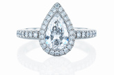 AURA梨形钻石戒指
Aura戒指所采用的精湛密镶钻石工艺巧夺天工，中央的梨形切割式主钻的幻彩光芒令人难忘。
