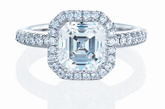 别具新意的戴比尔斯Aura系列，极致地表达了对钻石魅力的尊崇。每一颗钻石皆是由戴比尔斯钻石大师精心挑选的拥有完美切割，以及色泽、亮光与生命力的天然宝藏，更是传世的艺术瑰宝。

Aura系列简洁别致的设计结合戴比尔斯精湛的镶嵌工艺，完美打造出典雅精致的密镶圆环式钻石珠宝，展现戴比尔斯不朽的绝妙工艺，同时彰显钻石的自然美态，令钻石闪耀着无与伦比的璀璨光彩。
AURA阿斯切钻石戒指
典雅的Aura密镶钻石白金圆环，围绕这颗Asscher(阿斯切)切割主钻，透过多角度的切割面、以及明晰对比的亮光，令钻石散发出令人迷醉的动人魅力。 
