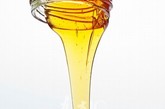 蜂蜜吃法9鲜藕汁100毫升，蜂蜜30克，拌匀服用，每日一次，连服数天。可治肺热咳嗽，咽干喉痛，血热鼻衄等热性病。
