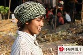 柬埔寨奇怪风俗少女婚前必须会吸烟

在柬埔寨，农村的女子一般在十五六岁、男子则在二十左右就要结婚，其婚俗也十分独特——当今许多国家都有反吸烟的行动，但柬埔寨的少女们却必须学会吸烟。按照传统，当女子长到六七岁时，父母就为她们准备好了烟斗，开始教她们吸烟。父母们认为，吸烟可以使孩子懂得人们日常生产、生活中苦辣酸甜的滋味，尤其是烈性烟能使人提神，在茫茫的森林中行路不管多远都不会迷路。到十五六岁时，少女如果不会吸烟，就会被认为不漂亮，甚至是伤风败俗。 
