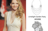 法国女演员罗娜·韦斯贝克（Laura Weissbecker）白色长裙搭配了璀璨闪耀的伯爵高级珠宝，镶满钻石的Limelight Garden Party系列玫瑰项链在颈间灵动妩媚，Limelight Garden Party 钻石腕表更是造型独特。