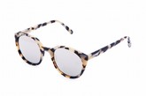 I.T一向不遗余力集合并开拓一线时尚潮流品牌，在2012年7月开始将与知名眼镜Boutique Coterie推出合作计划，以潮流、艺术、视野作为理念将一线设计师眼镜单品引入市场，传播不一样的潮流态度。首轮将于7月15日在北京以及上海的三家I.T店铺发售包括Neighborhood / Thom Browne / Karen Walker / Prism四个品牌在内的潮流眼镜单品。

强强联合， 掀起时尚眼镜热潮

Coterie是首个将诸多欧美日本当红的眼镜品牌引入国内的潮流眼镜店，在2012年初先后入驻上海与北京。致力于打破传统眼镜店概念，针对活跃并热爱时尚潮流的前卫人群所打造，并展现精益求精、充满个性的生活态度。开店不久便与DITA推出联名单品，更与国际顶尖时尚摄影师陈漫跨界合作拍摄系列宣传插图以及店内海报。Coterie背后团队对于潮流文化的热诚和敏锐度与I.T品牌文化不谋而合，而本次的合作必然将再次掀起时尚眼镜的热潮。

深受推崇的时尚眼镜单品

本次合作共包括4个在欧美以及日本红得发紫的品牌。高端并个性的Thom Browne、殿堂级潮流品牌Neighborhood的全球限量单品均会在本次发售；而作为使用新型材料制作的Prism眼镜与更充满年轻态度的Karen Walker也同样不能错过。
