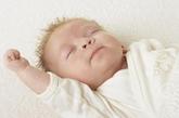 12.过分的活动

宝宝神经系统发育还不完善，抑制功能较弱。所以如果白天受到过强的刺激或晚上睡前有过过于激烈的活动，都会使宝宝在睡眠时，大脑仍处于兴奋状态，因而引发在睡眠中的突然哭闹，似做恶梦一般。

应对方法：注意在睡前不要让宝宝活动过多，使大脑过度兴奋；以保证宝宝有一个好的睡眠。

