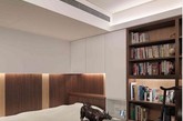 书房 。兼具客房的书房空间，让屋主可随时弹性调整生活方式。 中式的书房搭配简单的色调，容易让人冷静、沉思。