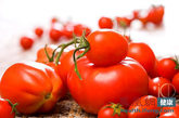 太硬的西红柿

越硬的西红柿植物激素使用越多，最好不要买，或者买回来别马上吃。放两三天延续一下成熟期，等它自然变软。而且这时不利于健康的催红素也已得到释放。另外，外红瓤绿的西红柿可能与催熟剂有关。

