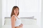 1.不轻易减肥：临床发现，体重与女性的孕力有关，太重或者太轻的人都不容易怀孕。专家解释其中原因，体重过低会造成脑下垂体分泌促滤泡素及促黄体素不足，使卵泡减少卵子的生产，以至引发慢性不排卵及不孕症；而体重过重则会造成体内雄性激素增加，导致多囊性卵巢症及多毛症，进而造成不排卵及不孕症。

