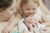 Lynsey Stone是美国一位专注于拍摄婴儿出生过程的女摄影师，她用镜头记录下了多个家庭宝宝出生的瞬间，有顺产、水中分娩，甚至也拍摄剖腹产过程，让人看了感动又震撼！一起欣赏吧！