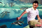 刘德华海洋公园做慈善 与小企鹅亲密互动显柔情