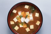 用汤泡饭吃

【营养师解析】用汤泡饭，由于米饭泡软易吞，往往懒得咀嚼就快速吞咽，增加胃的消化负担，长期下来将引发胃病。所以，吃汤泡饭是不利健康的。

