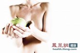 红苹果入心：降低血脂、软化血管的作用更强，可保护心脑血管健康，老年人可以多吃一些。

