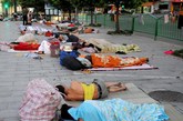 7月25日凌晨，大批求职民工睡在义乌市劳动力市场前的空旷地上。近日，全国各地有不少民工来浙江义乌寻找工作，很多人往往没找到工作就把所带的钱花光，无奈只好露宿街头。

