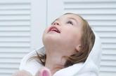 原因4:生活作息不正常

许多孩子因为作息不正常，睡眠时间比较少，身体虚弱，容易引发流鼻血。通常因作息不正常导致流鼻血的孩子，也会有眼屎多、鼻屎多及口气有臭味的情形。

