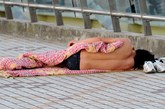7月25日凌晨，一求职民工睡在橫跨义乌江的丹溪桥上。

