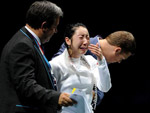 韩国运动员不满比赛判罚 现场痛哭不愿离场