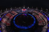 伦敦奥运会主场馆“伦敦碗”中的360度LED显示屏日前被揭秘：数字图像服务供应商——水晶石数字科技公司（Crystal CG）利用安装在看台座位上的70500个LED电子板呈现出开幕式上的各种动画。据悉，连接所有电子板的电缆长度达370公里，5名技术人员及6名工作人员耗时10周才完成整个系统的安装。
　　LED电子版制作商泰特科技公司（Thait Technologies）执行总裁表示：“公司也曾利用分散的LED像素点制作大型显示屏，但这么大规模、有组织的我们还是第一次操作。”
　　有消息称，奥运会闭幕式也将使用该360度全彩显示屏。