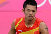 林丹。中国羽毛球运动员。2004年至2008年，林丹获得各类世界比赛冠军，长时间占据世界排名第一，被称“超级丹”。2008年获奥运冠军。2010年11月，夺得广州亚运会男单冠军。2011年8月14日于伦敦世锦赛上，获得第四个世锦赛男单冠军，同时他的世界冠军数达到了15个。