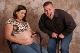 怀孕是女人最幸福而美丽的时刻，近日，国外论坛上传了一组处于妊娠期间的准妈妈们所拍摄的搞怪写真。准妈妈们骄傲的展示着自己即将出生的宝宝，当然准爸爸也不闲着，配合着她们做着一系列的搞怪动作。因此，所拍摄出来的照片有一番别样“孕味”。 
（文章来源：39健康网）