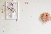 Emma Lamb来自苏格兰可爱又美丽的爱丁堡，对于手工编织钩针拥有着巨大的热情，并发挥自己的创意，对空间进行美丽又新鲜的组合，她赋予了各种杯垫，吊挂饰品、抱枕，椅子等一些家居装饰用品奇妙的生命力。现在介绍的是她日常钩针的工作室，整个空间有四季不同的颜色材料，书箱，还有一些手工钩针成品，充满女性温馨的气息，属于自然而又环保的森女风。