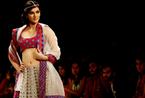 孟买女人越穿越“少” 保守长袍进化性感时装
