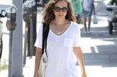 8月1日，娜塔莉·波特曼去好莱坞附近吃午饭，简单的白色T恤配牛仔加帆布鞋。