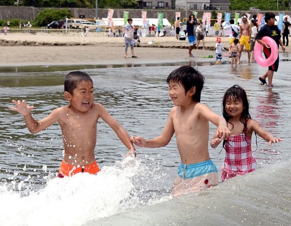 日福岛核电站海水浴场再次开放 比基尼少女揽客