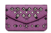 值得玩味的卡包也可以与同系列腰带组合成一款腰间包，将Stark系列轻松自在的态度淋漓展现。

紫色卡包 RMB 1,900      