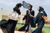 Effat University中的3名学生。Effat University为沙特阿拉伯第一所被认可的女子私立大学，设有工程学院、商学院以及人文学科和社会科学等课程。
