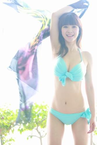 柳岩比基尼写真演绎夏日清凉 性感爆棚