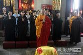 九华山万年寺方丈慧庆法师主持仪式并点亮＂愿＂灯。（图片来源：雪窦资圣禅寺  摄影：江幼红）